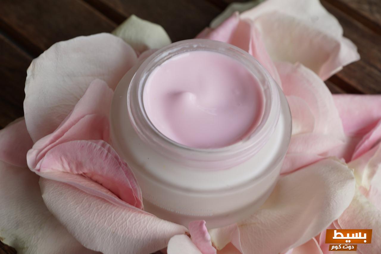ترطيب البشرة في الشتاء كيف تحافظ على نضارة بشرتك وجمالها في أجواء البرد القارص 7 cosmetics 4365139 1280